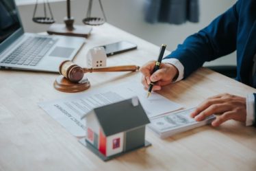 une agence immobilière à Roussillon