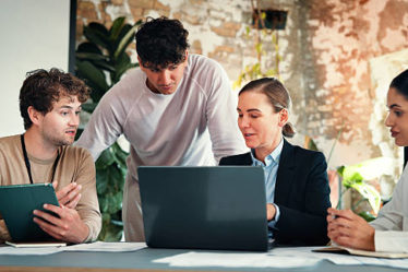 Faire appel à un professionnel pour votre SEO On Site Paris garantit des résultats concrets. Un expert identifie rapidement les points